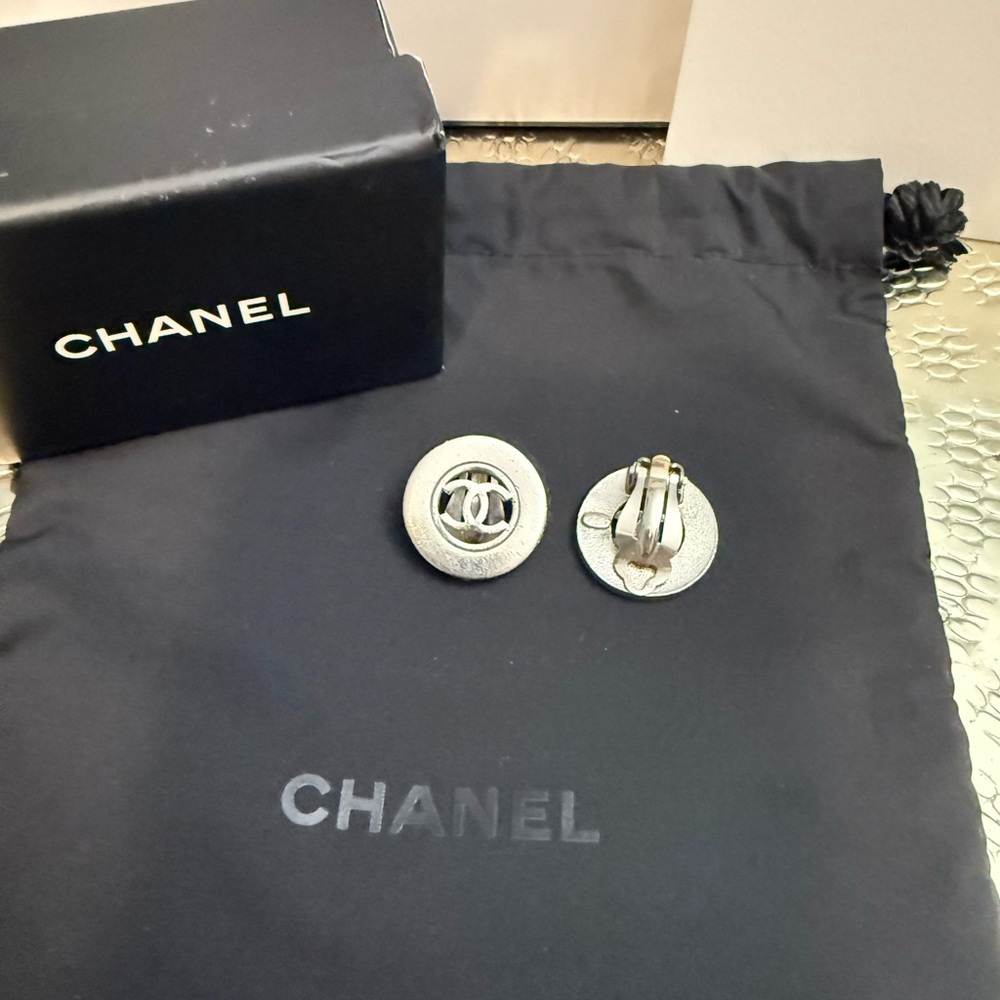 Vintage CHANEL Silver tone CC Clip-On Earrings - Picture 3 of 3